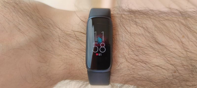 Recensione Fitbit Charge 5, l'activity tracker (quasi) perfetto 