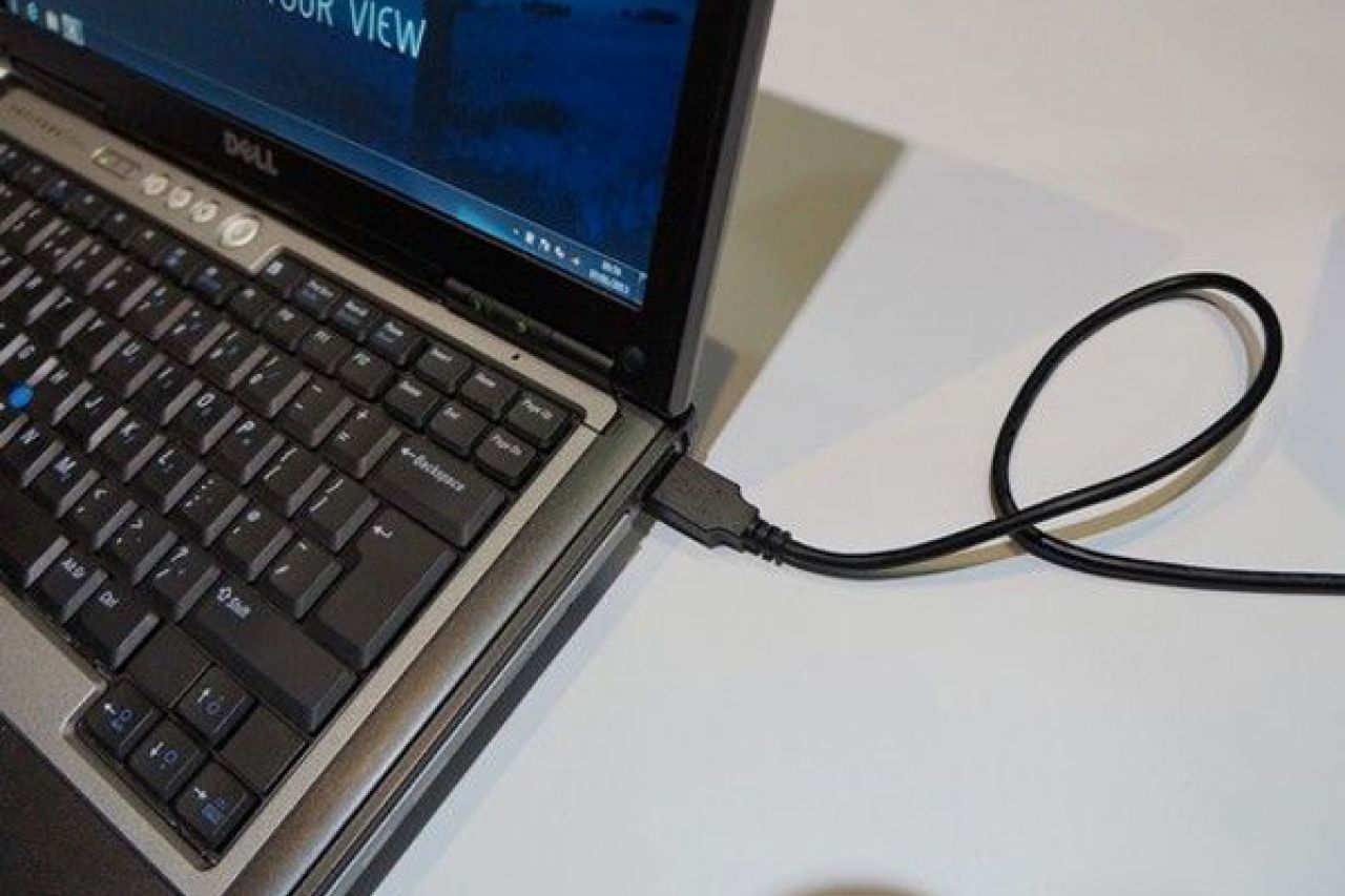 Планшет видит usb. Ноутбук без зарядки. Ноутбук USB. Ноутбук заряжается. Ноутбук с проводами.